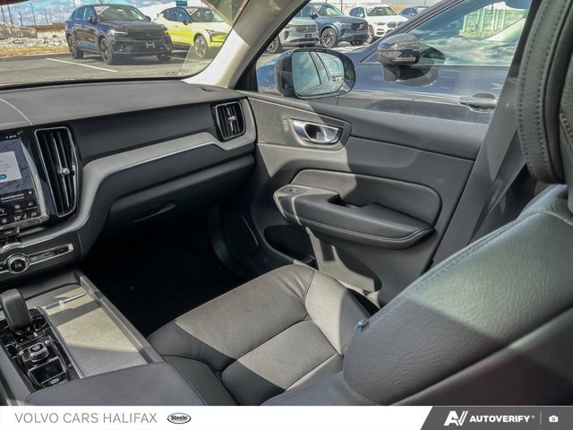 Volvo XC60 Plus Dark Theme 2025-23