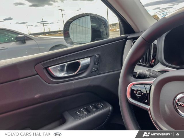 Volvo XC60 Plus Dark Theme 2025-15