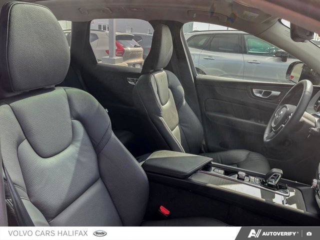 Volvo XC60 Plus Dark Theme 2025-20