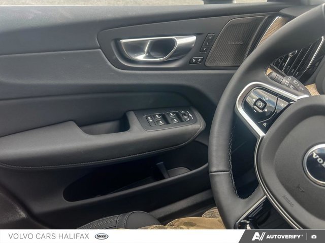 Volvo XC60 Plus Dark Theme 2026-14