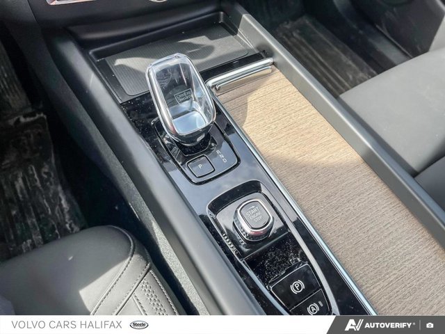 Volvo XC60 Plus Dark Theme 2026-16