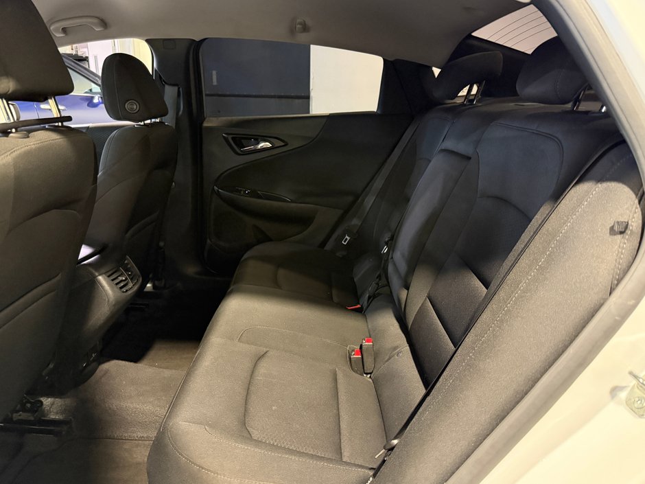 2018 Chevrolet Malibu LT-23