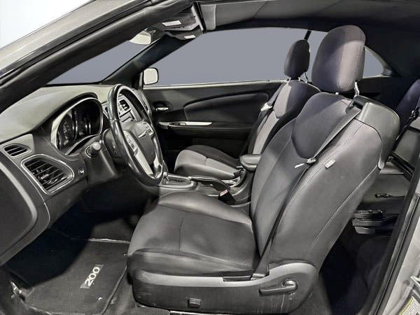 2013 Chrysler 200 Touring convertible-12