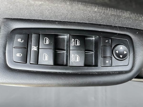 2016 Chrysler 200 LIMITED-9