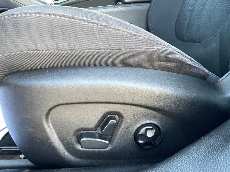 2016 Chrysler 200 LIMITED-11