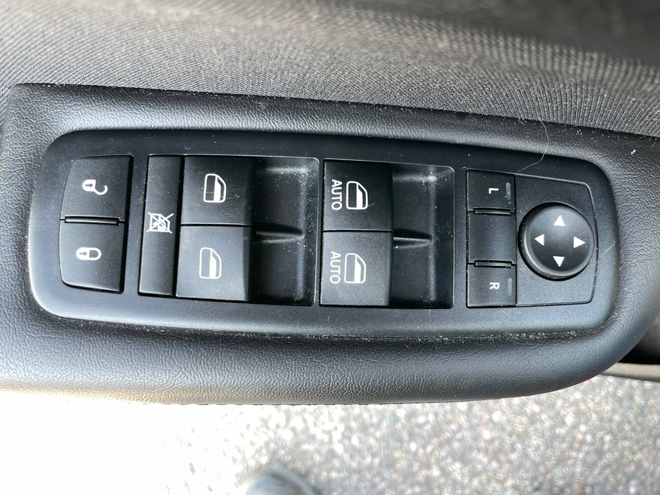 2016 Chrysler 200 LIMITED-9