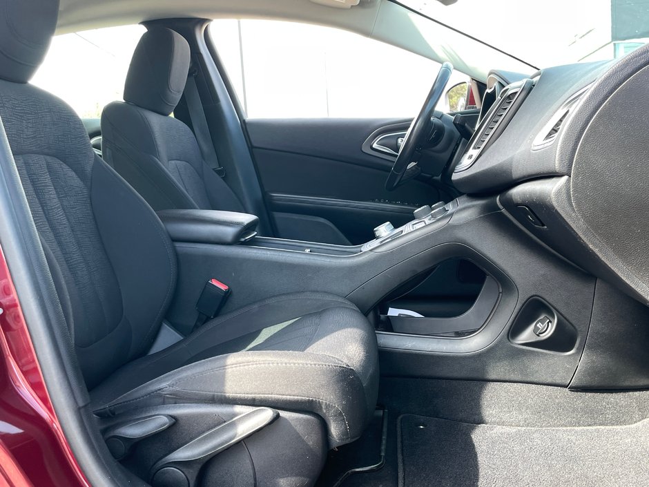 2016 Chrysler 200 LIMITED-26
