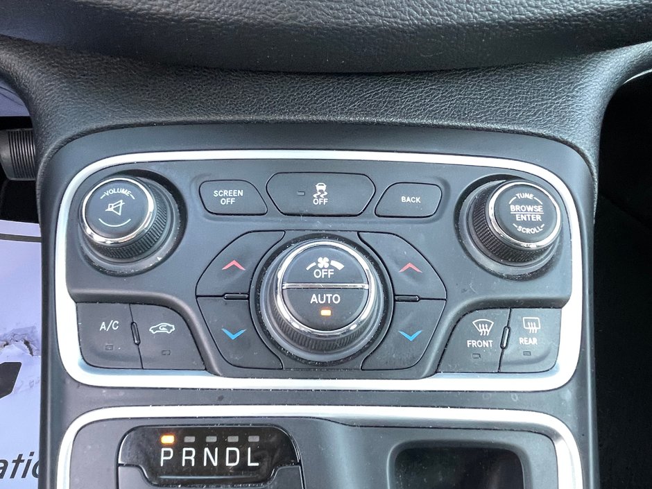 2016 Chrysler 200 LIMITED-19