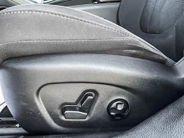 2016 Chrysler 200 LIMITED-11