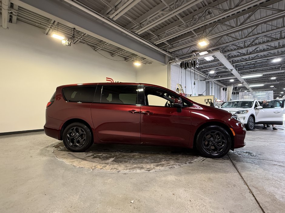 2023 Chrysler Pacifica Hybrid TOURING-1