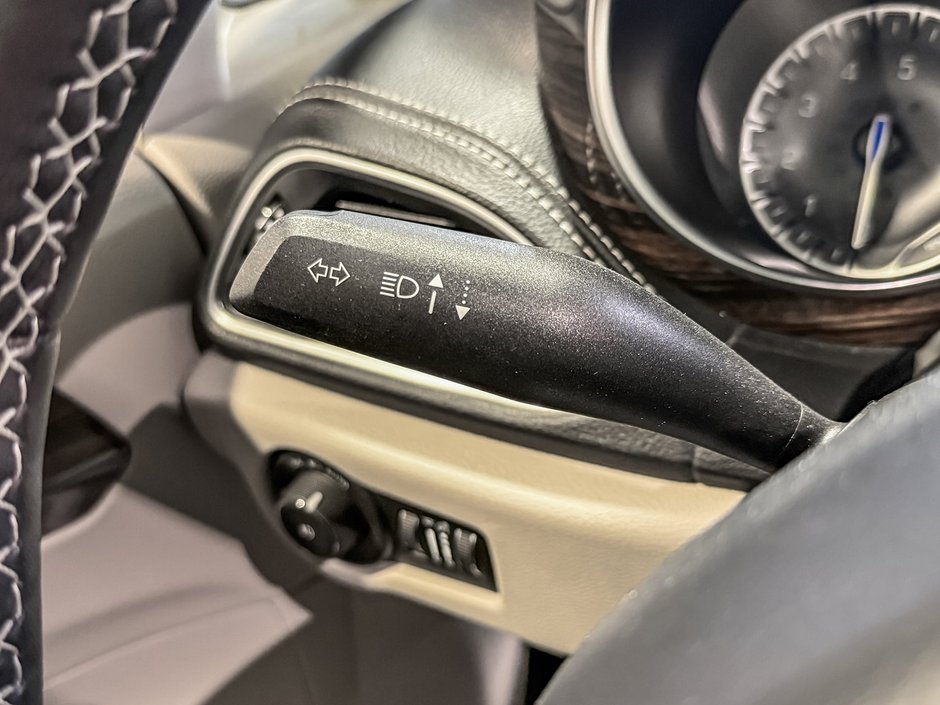 Chrysler Pacifica LIMITED AWD 2024-17