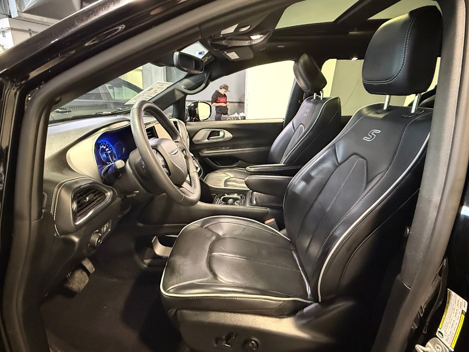 2025 Chrysler Pacifica Limited-13