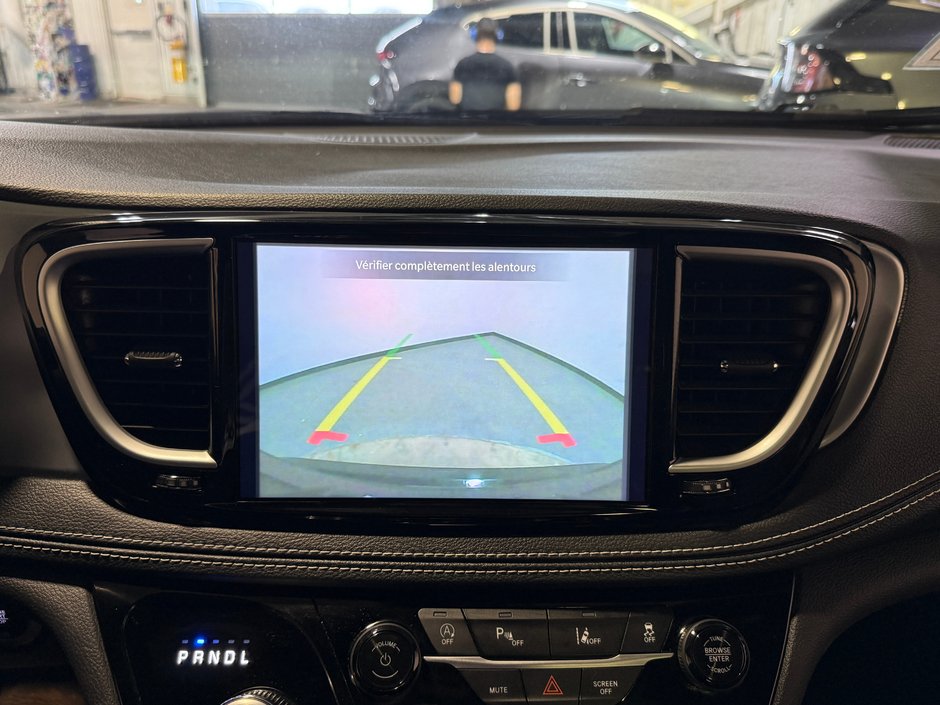 2025 Chrysler Pacifica Limited-21