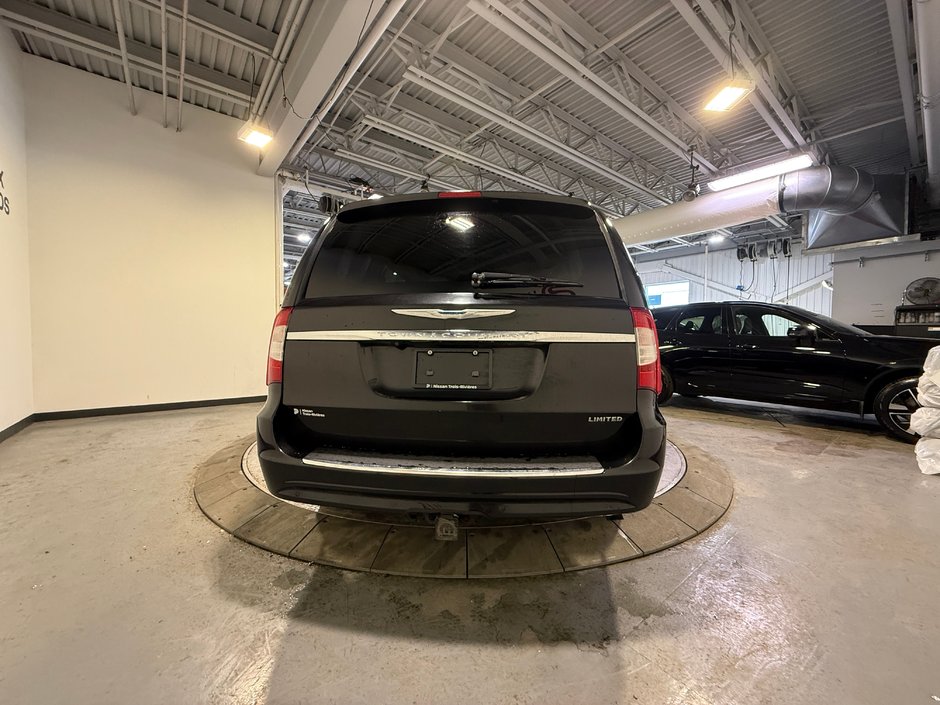 2015 Chrysler Town & Country Limited-3