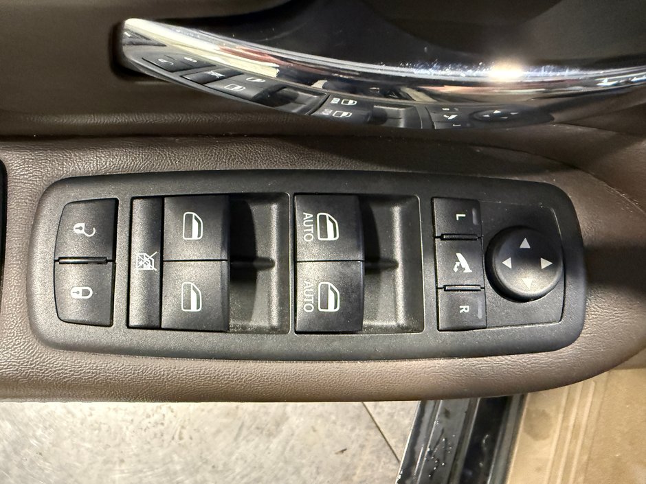 2015 Chrysler Town & Country Limited-11
