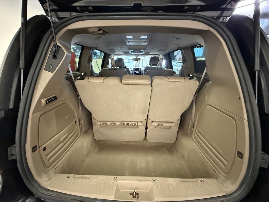 2015 Chrysler Town & Country Limited-23