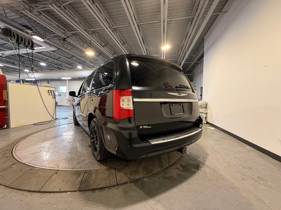 2015 Chrysler Town & Country Limited-4