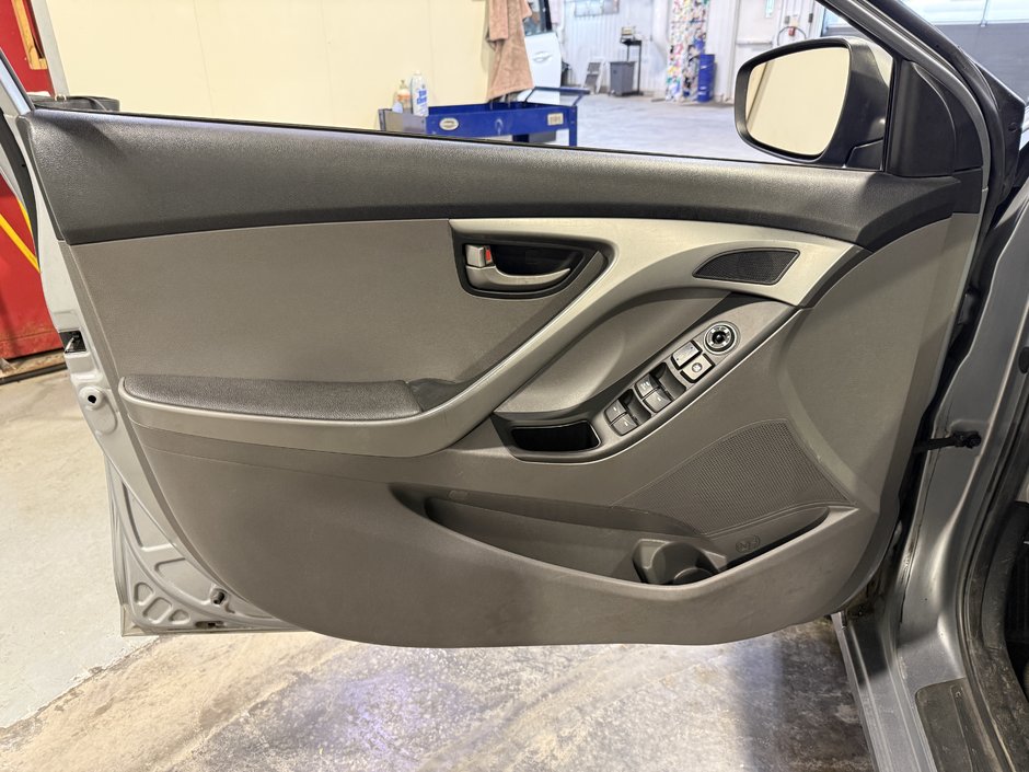 Hyundai Elantra LE 2016-10