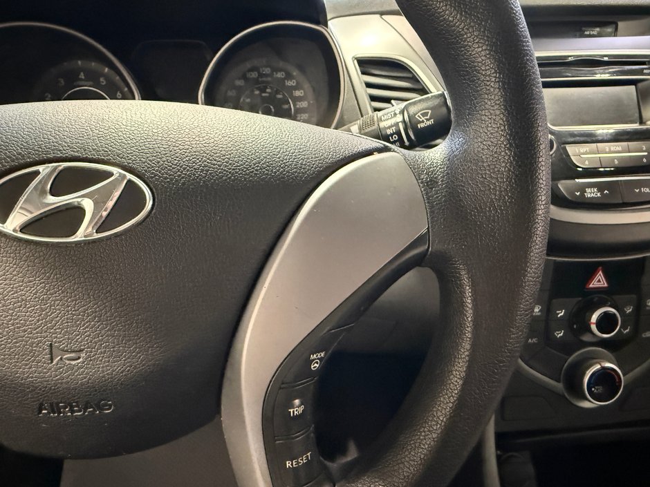 Hyundai Elantra LE 2016-15