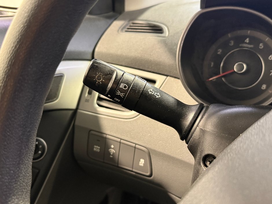 Hyundai Elantra LE 2016-16