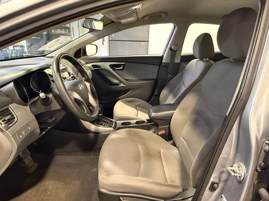 Hyundai Elantra LE 2016-12
