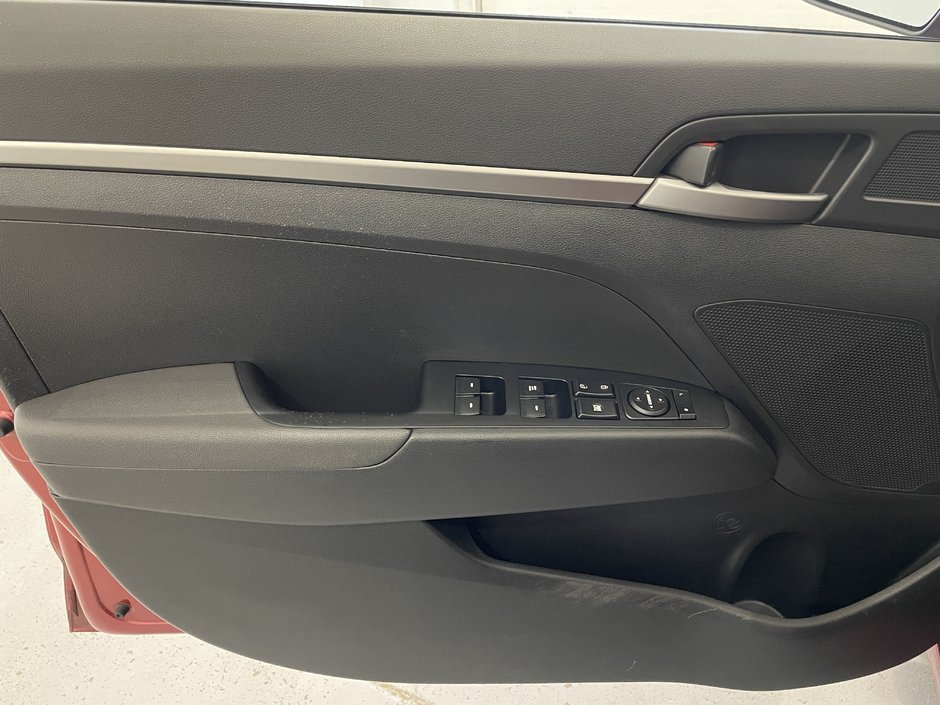 Hyundai Elantra LE 2017-8