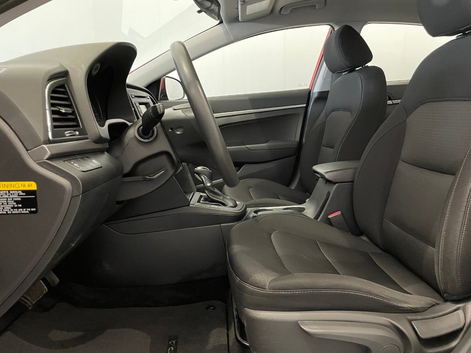 Hyundai Elantra LE 2017-9