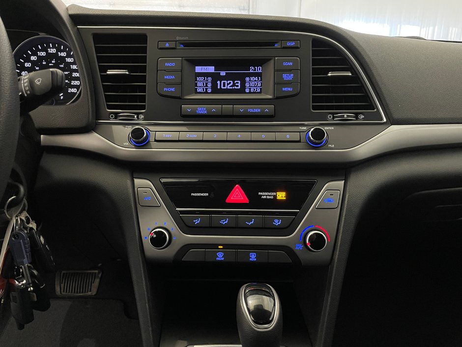 Hyundai Elantra LE 2017-13