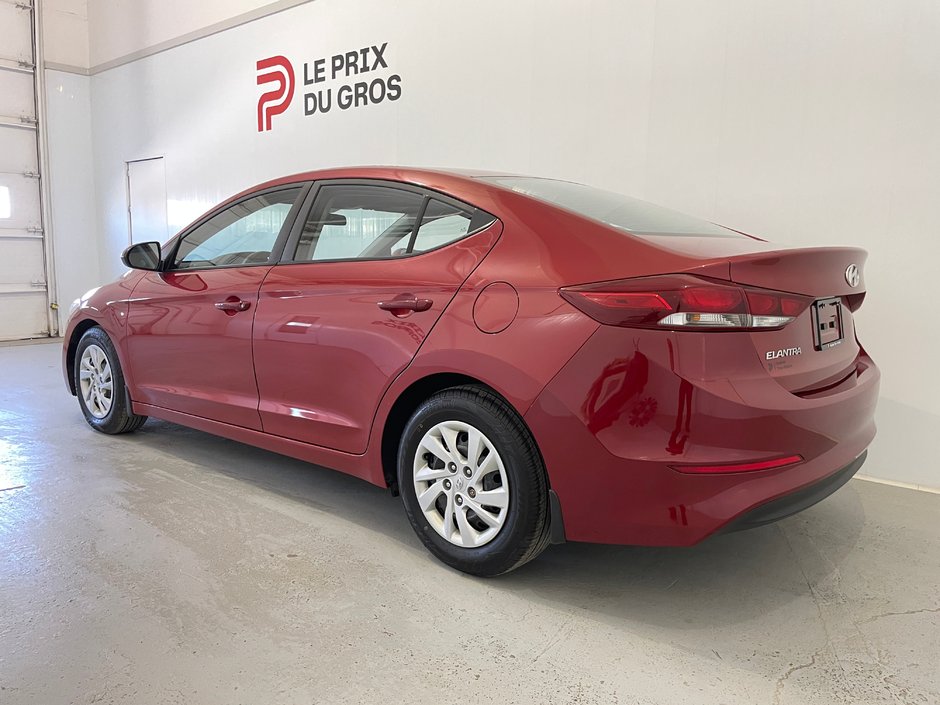 Hyundai Elantra LE 2017-4