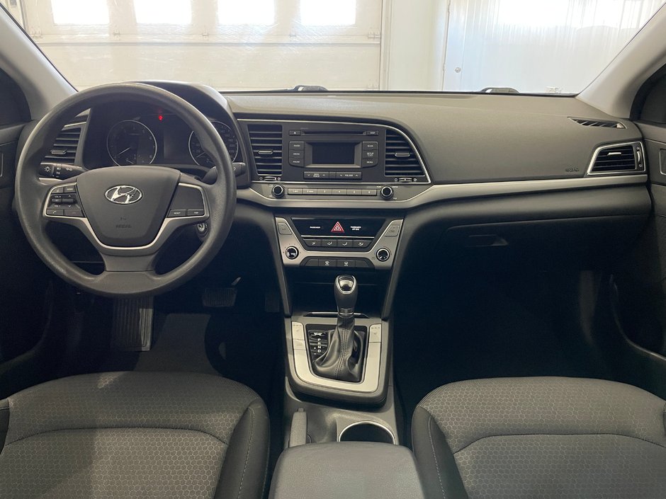 Hyundai Elantra LE 2017-6