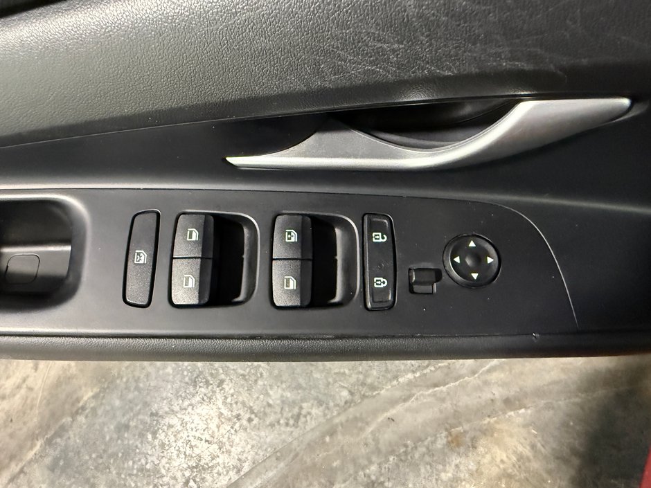 Hyundai Elantra LUXE 2023-12