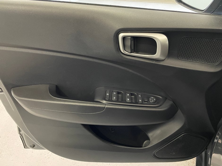 2023 Hyundai Venue Essential-8