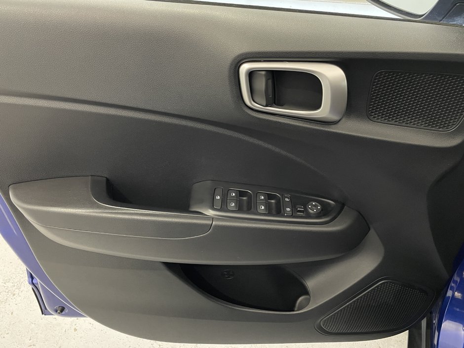 2023 Hyundai Venue Preferred-9