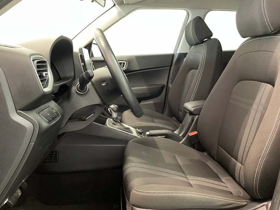 2023 Hyundai Venue Preferred-10