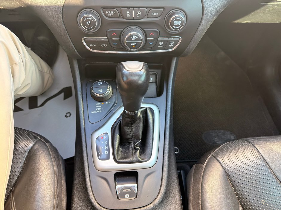 2016 Jeep Cherokee OVERLAND 4X4-23