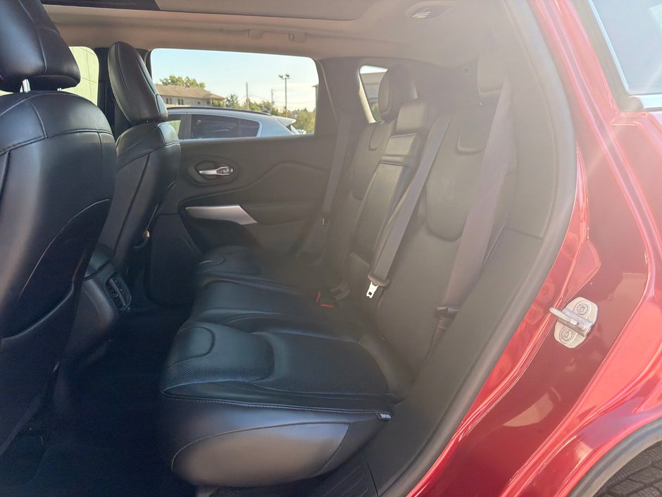 2016 Jeep Cherokee OVERLAND 4X4-25