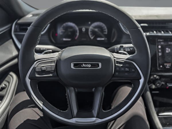 2025 Jeep Grand Cherokee Altitude-12