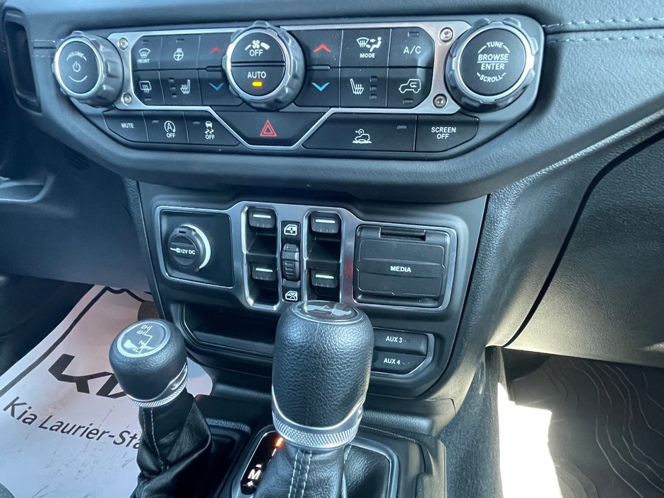 Jeep Wrangler SAHARA 2025-17