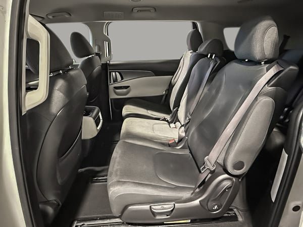 2022 Kia Carnival LX-23