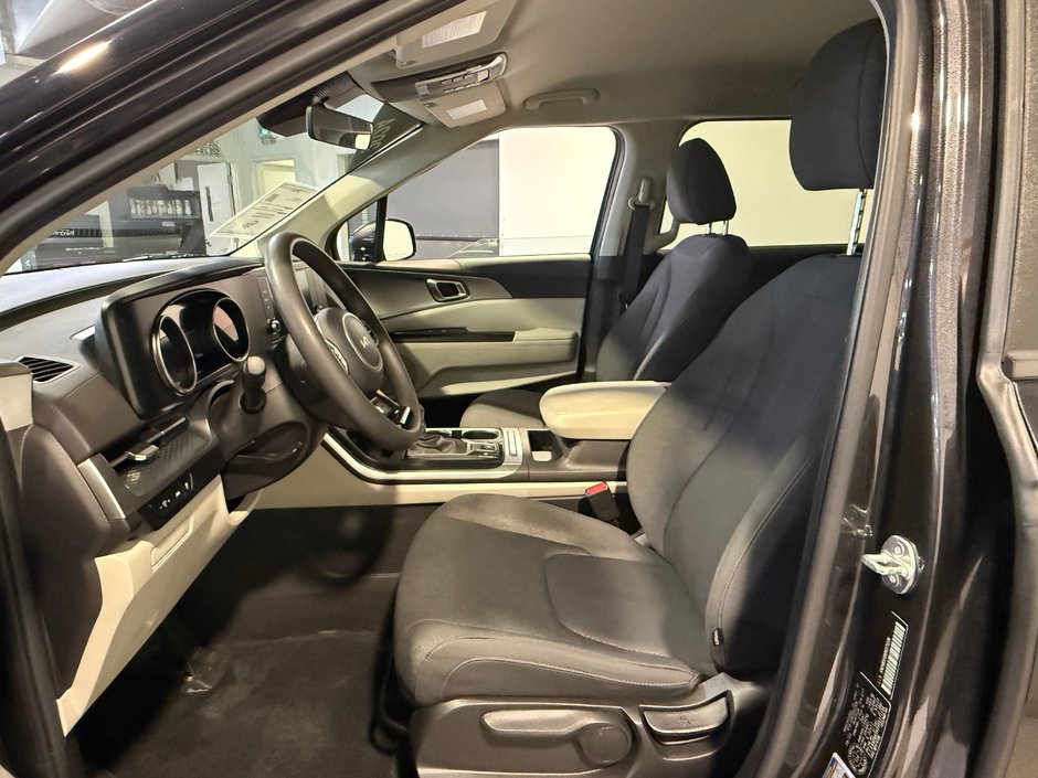 2024 Kia Carnival LX-12
