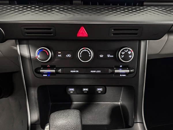 2024 Kia Carnival LX-21