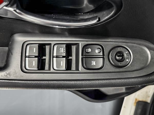 2014 Kia Rondo LX-11