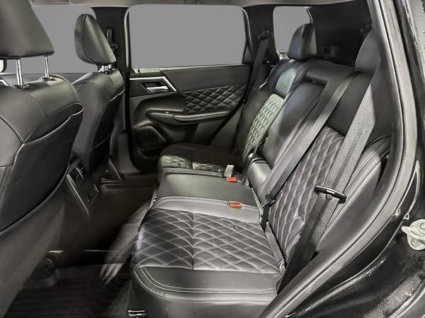 Mitsubishi Outlander SEL 2023-24