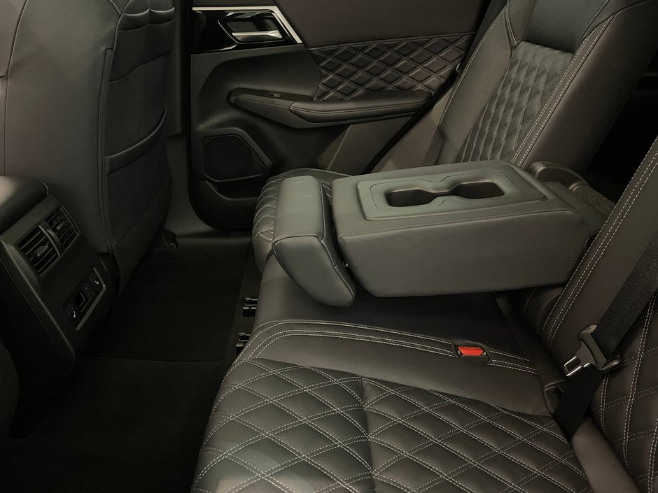 Mitsubishi Outlander SEL AWD / 7 PASSAGERS 2023-27