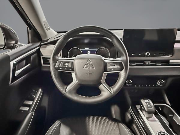 Mitsubishi Outlander ES 2025-13