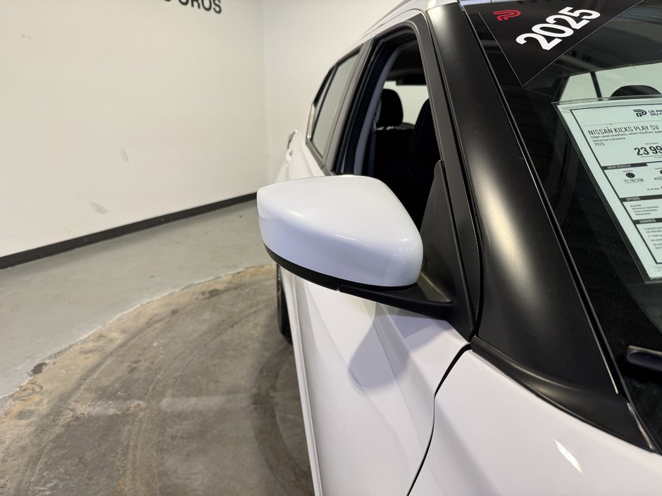 2025 Nissan Kicks Play SV-8