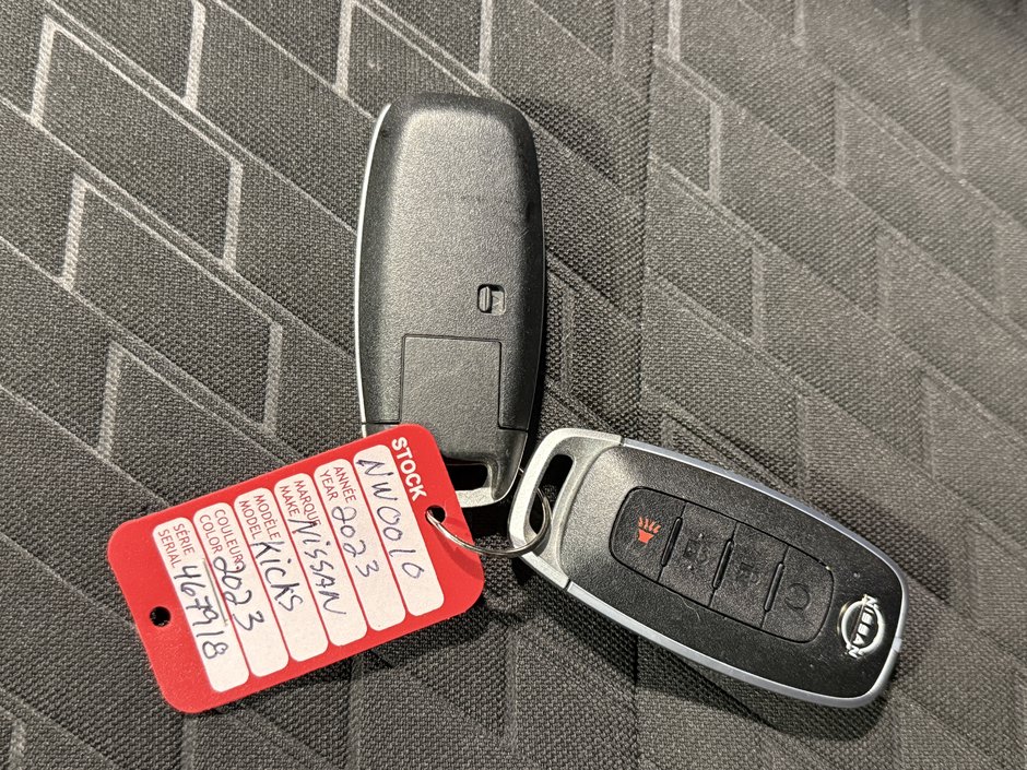Nissan Kicks SV 2023-27