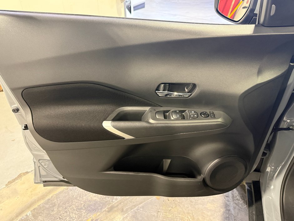 Nissan Kicks SV 2023-10