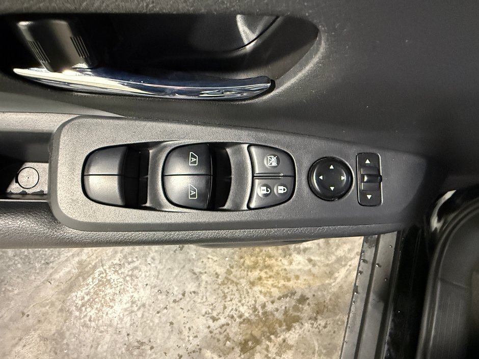 2024 Nissan Kicks SR-11