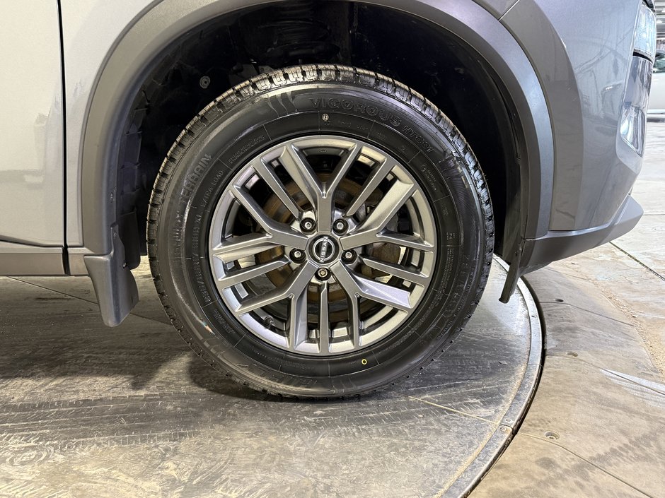 Nissan Rogue S 2023-9